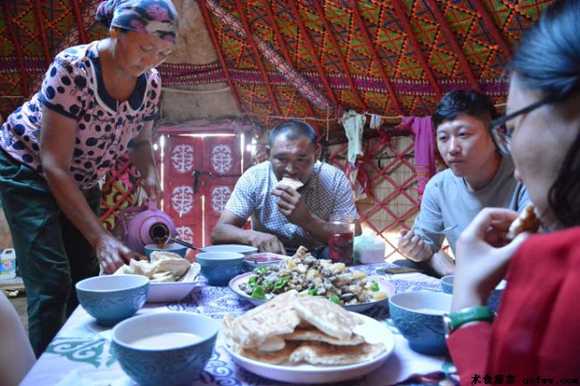 她远赴千里之外的大漠，只为神奇的骆驼奶