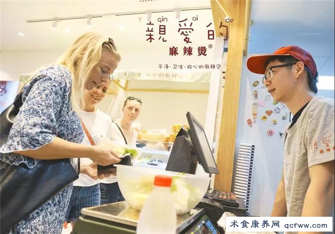 高峰期1小时2000块,高平效新式麻辣烫是怎么玩的?