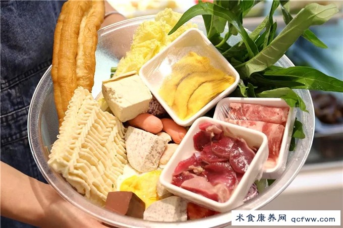 高峰期1小时2000块,高平效新式麻辣烫是怎么玩的?
