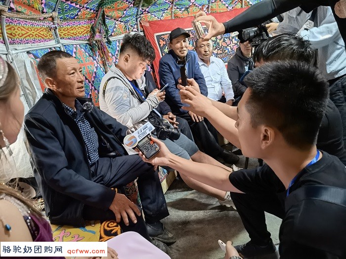 51听广播:全国百名记者主持人共聚吉木乃,探秘万驼园的“前世今生”